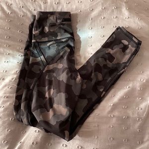ATHLETA black camo leggings, size xxs, phone pockets